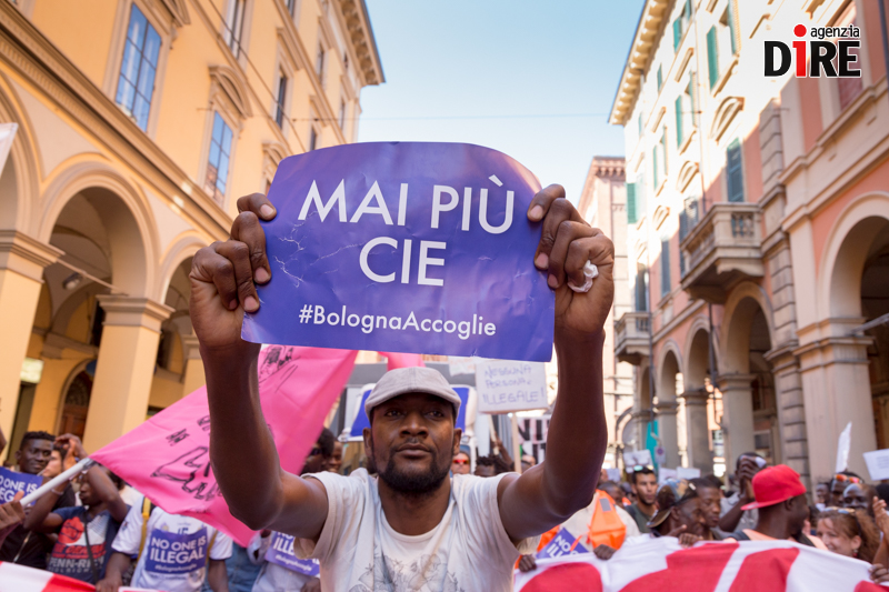 Migranti, migliaia in piazza a Bologna per “No one is illegal” - Dire