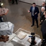 Il Presidente Sergio Mattarella nel corso della visita alla Mostra “Leonardo da Vinci. La Scienza prima della Scienza” accompagnato da Claudio Giorgione, curatore della mostra