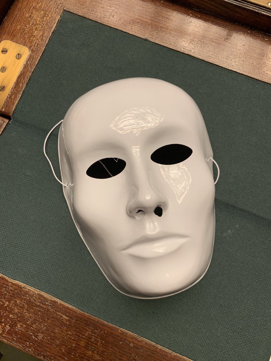 Dl Sicurezza, il Pd alla Camera indossa maschere bianche: migranti come  fantasmi 