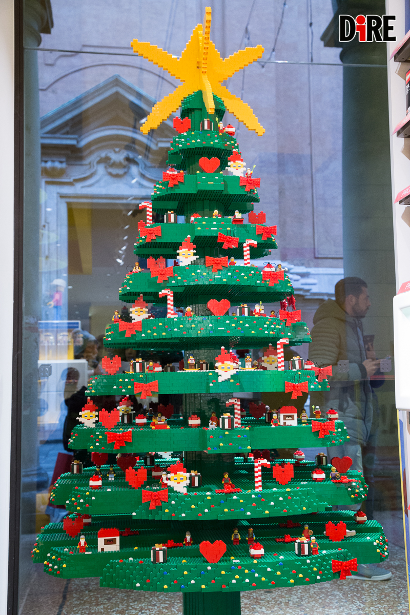 Albero Di Natale Lego.Video A Bologna Inaugura Il Lego Store E Arrivano Le Due Torri Di Mattoncini Dire It