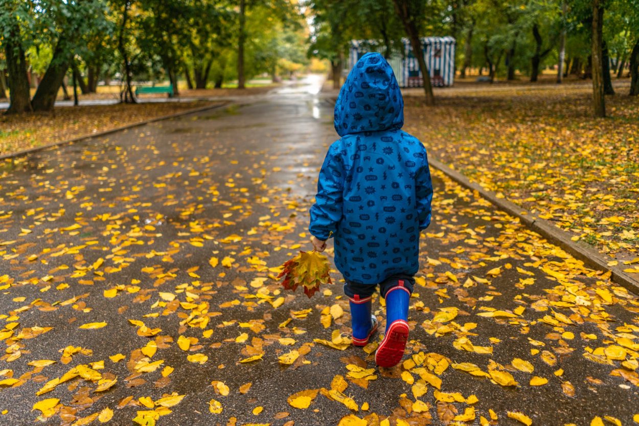 autunno-freddo-pioggia-bambino-stivali