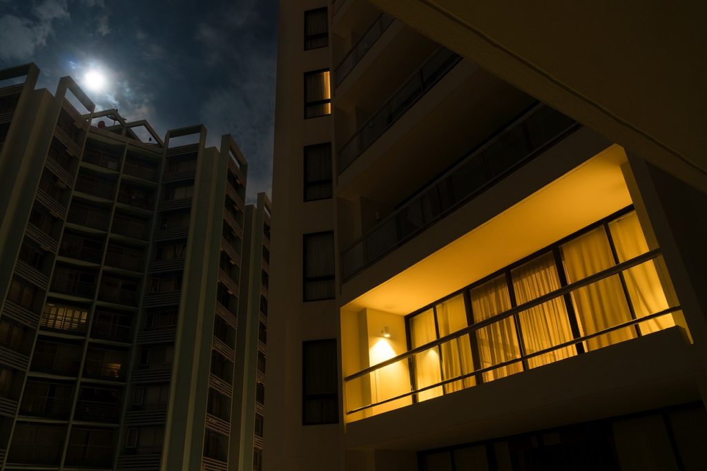 luce-balcone-appartamento-notte