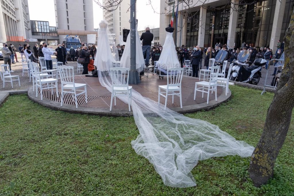 Manifestazione settore matrimoni sposi bologna