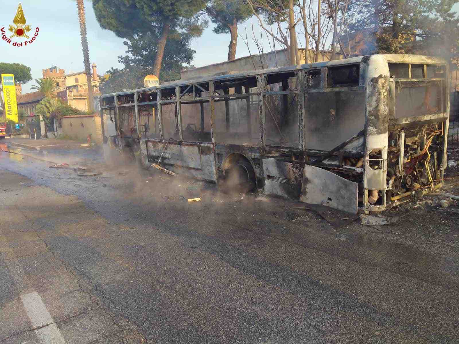 bus in fiamme