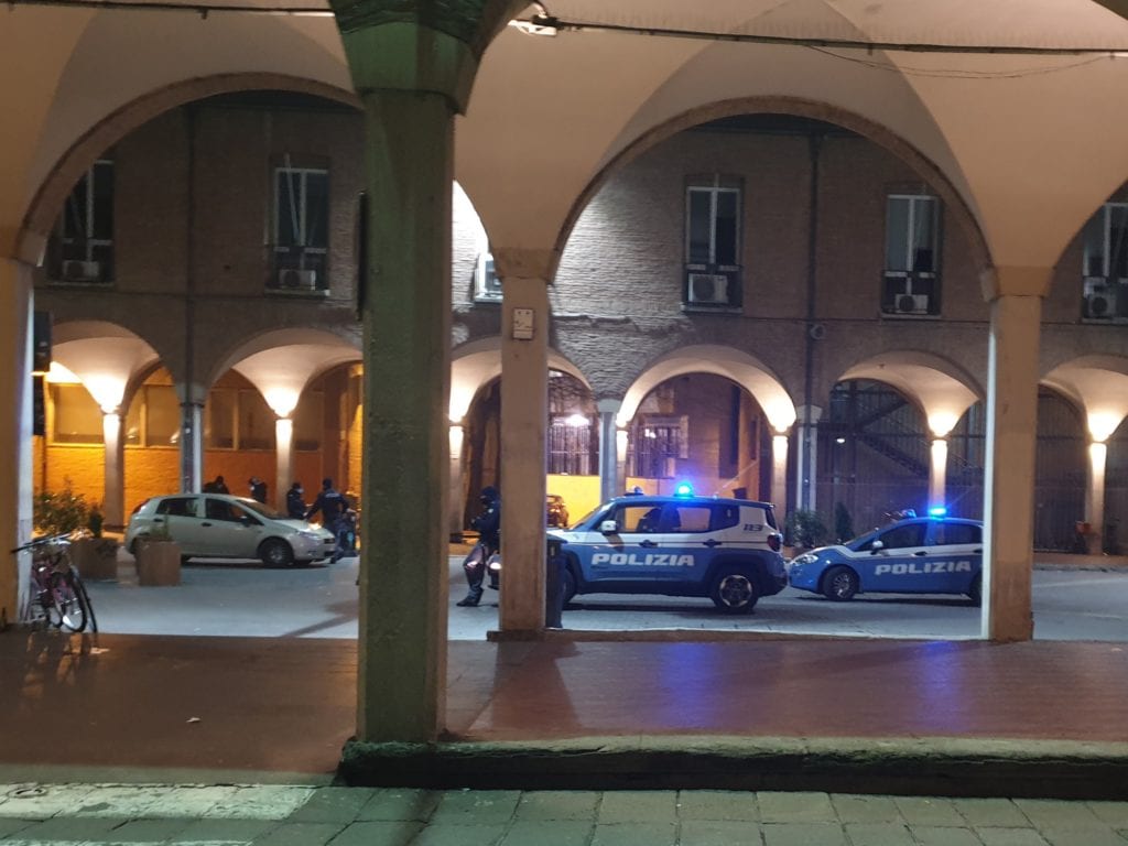 piazza scaravilli bologna polizia