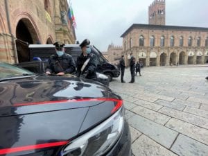 Bologna polizia piazza carabinieri controlli coronavirus