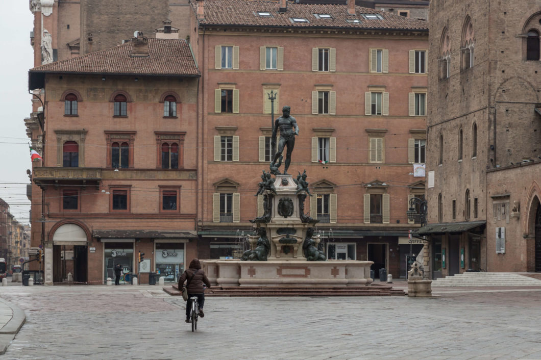 Bologna vuota nettuno piazza coronavirus