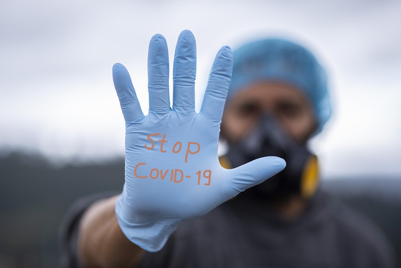 stop covid-19 infermiere guanto