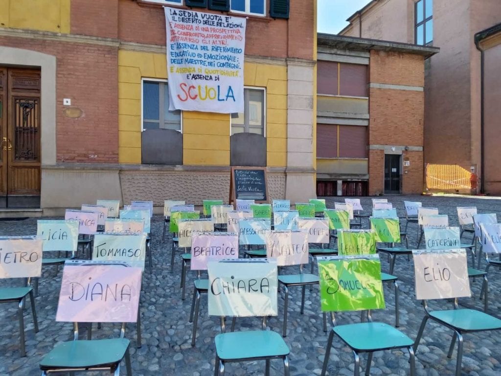 sedie vuote protesta scuole bambini