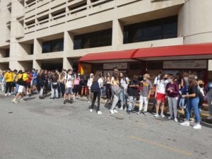 studenti fermata autobus bologna