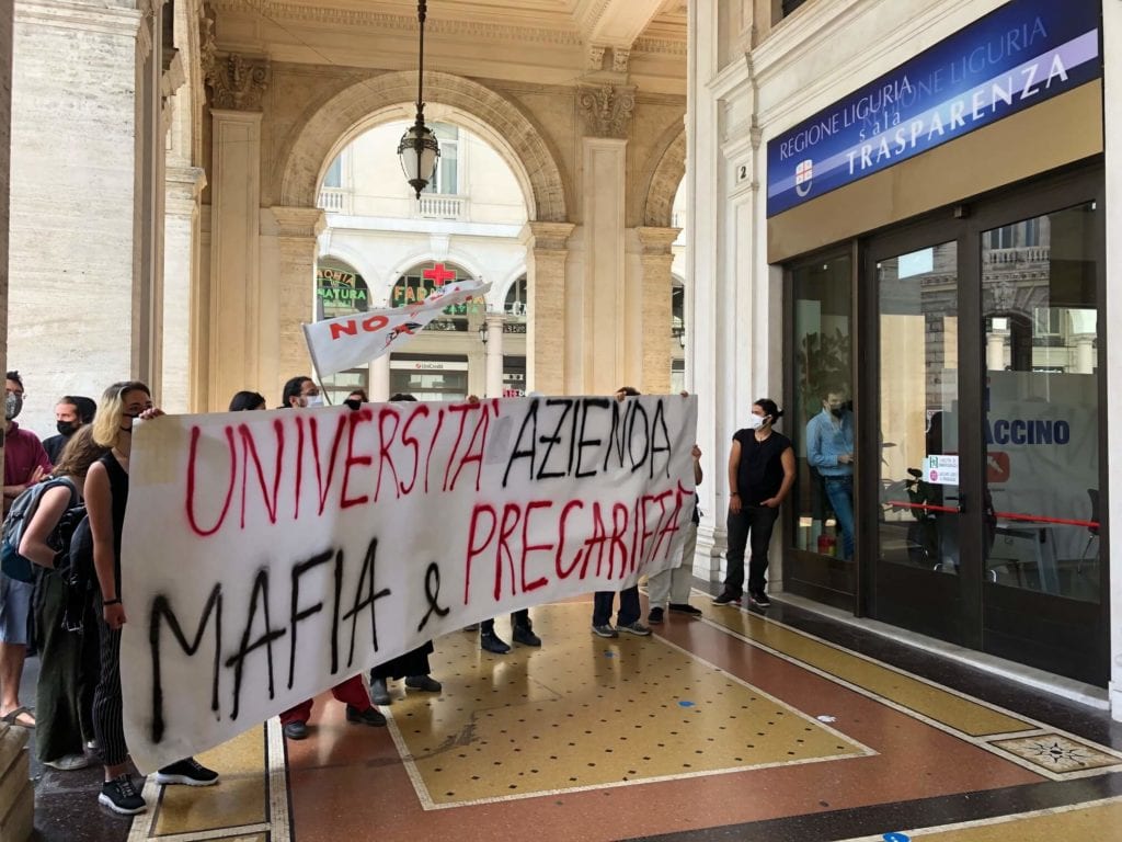 protesta studenti genova contro rettore