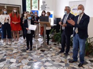 Il presidente del Cr Fvg, Piero Mauro Zanin, e le classificate del convitto Uccellis di Udine