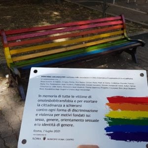panchina_arcobaleno_vittime_omotransfobia