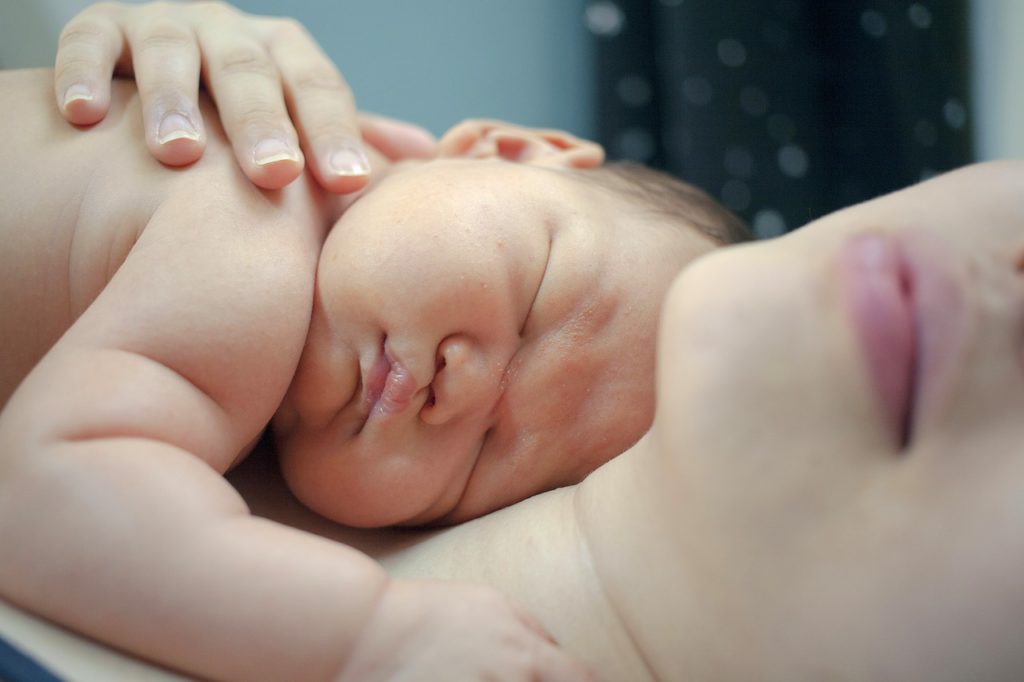 Neonato bebè parto partotire nascita mamma madre