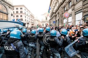 scontri polizia manifestanti roma green pass