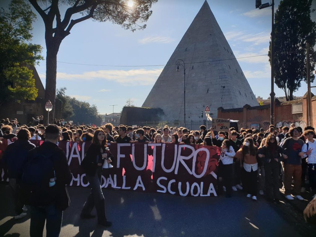studenti in piazza roma