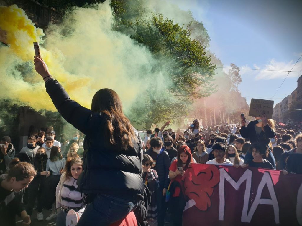 studenti in piazza roma