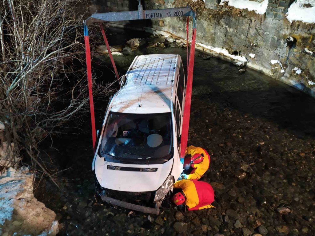 Pulmino nel fiume a Campoluc, morto l’autista