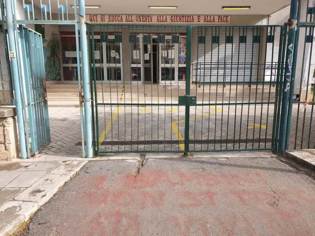 Scritta no vax davanti a una scuola di Palermo, la preside: “Amarezza”