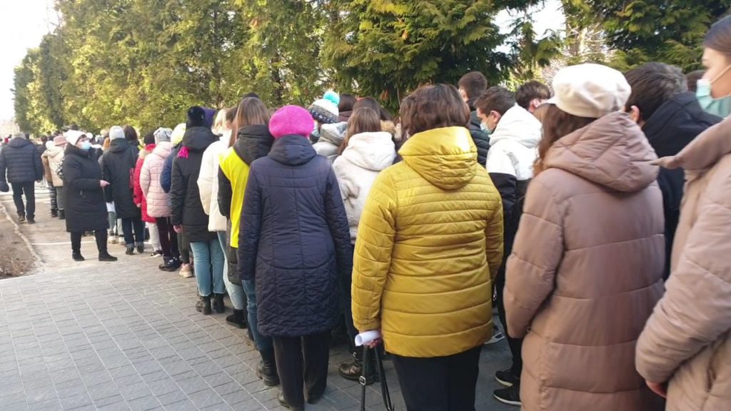 ucraina persone in fila