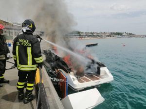 imbarcazione prende fuoco a taranto-min