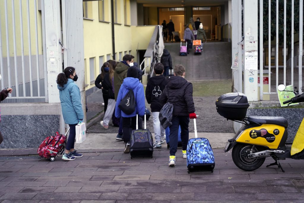 Famiglia finlandese lascia l’Italia: «Qui la scuola non funziona».  Presidente siciliana risponde: «ascoltare le critiche»