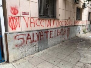 Scritte no vax hub vaccinale Palermo