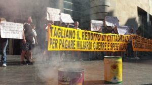 disoccupati di Napoli bruciano le bollette