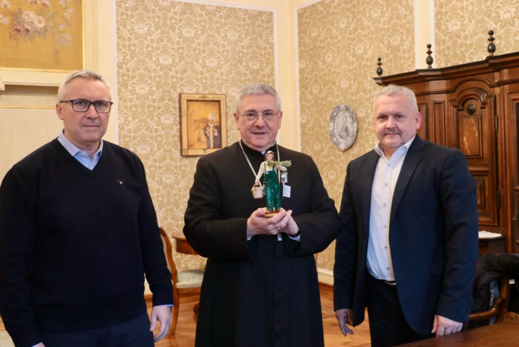 consegna statuina presepe 2022 al vescovo di Aosta Franco Lovignana