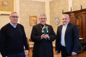 consegna statuina presepe 2022 al vescovo di Aosta Franco Lovignana