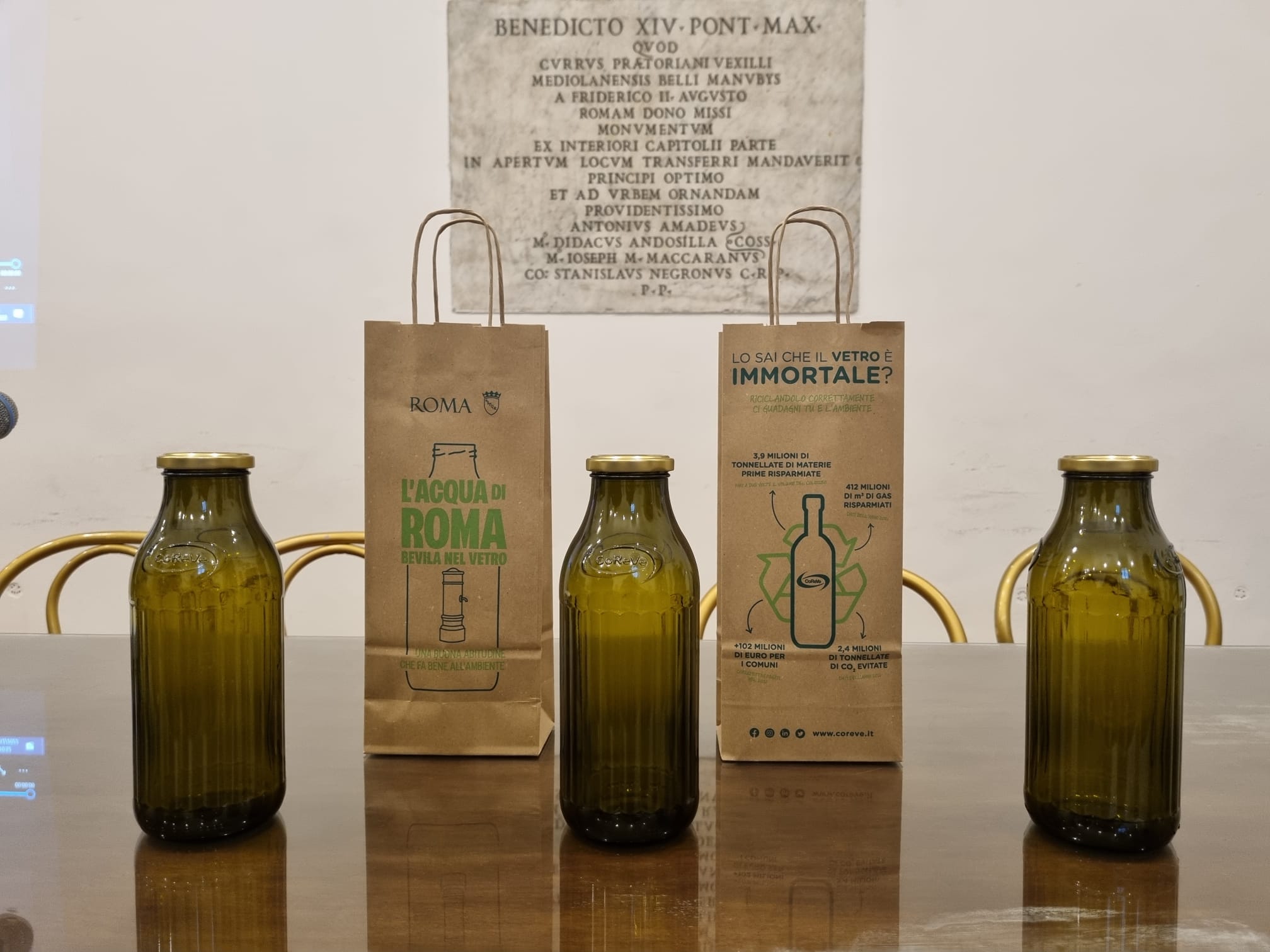 Roma regala bottiglie di vetro riciclato per incentivare l'uso