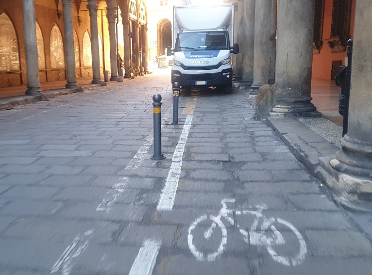 Furgone parcheggiato sulla pista ciclabile a Bologna