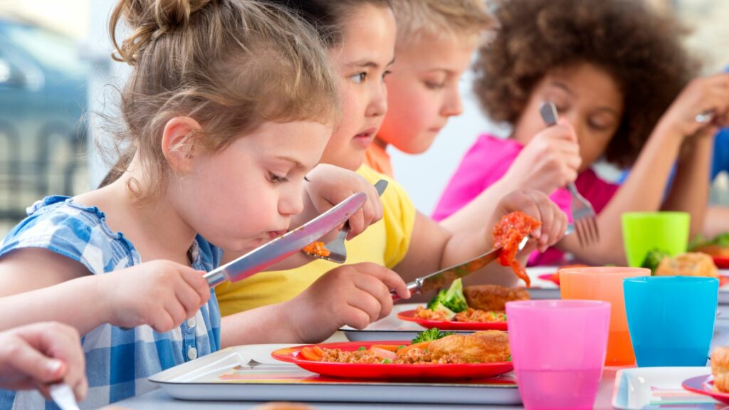 bambini cibo pranzo mensa scuola