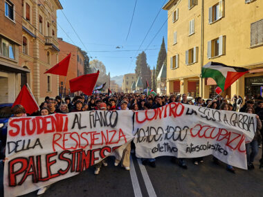 CORTEO-STUDENTI-bologna-sciopero-17-novembre-foto-bruciate