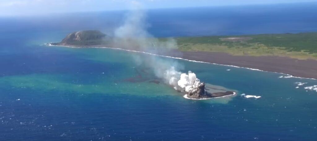 giappone isola eruzione vulcano