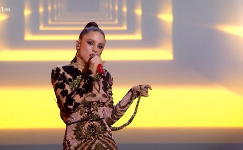 VIDEO | Sanremo 2024, Angelina Mango canta 'La noia' e incanta l'Ariston -  DIRE.it