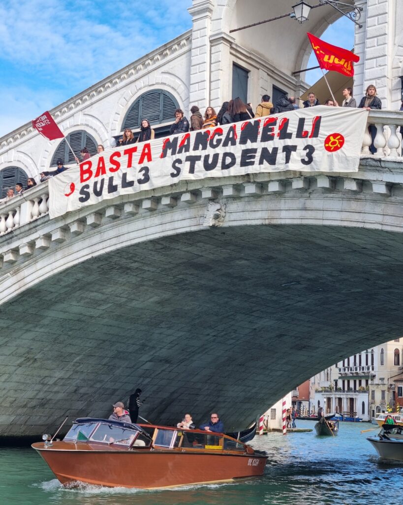 striscione Venezia manganelli Pisa