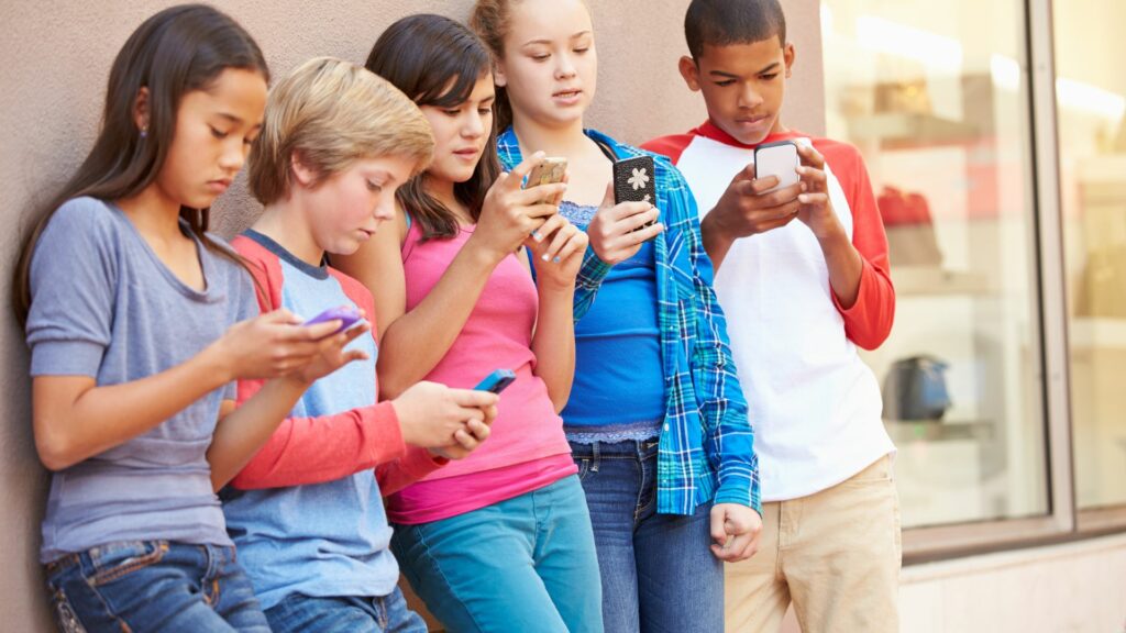 bambini cellulare telefono adolescenti
