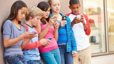 bambini cellulare telefono adolescenti