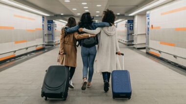 viaggio partire aeroporto viaggiare valigia amici